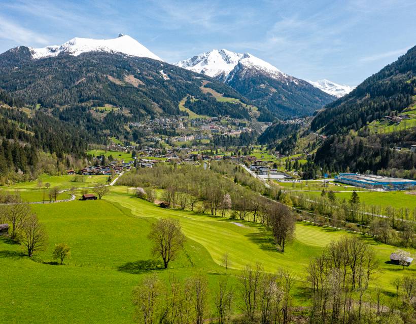 Blick auf Gastein mit den Bergen im Hintergrund