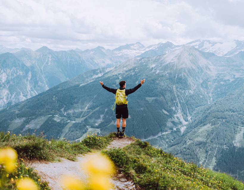 Mann beim Wandern schaut auf das Tal runter