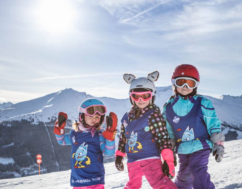 Kinder auf Skiern in der Skischule