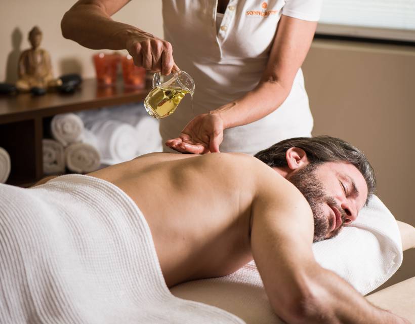 Ein Mann erhält eine Aromaölmassage