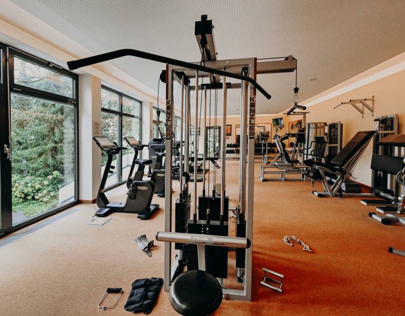 Fitnessraum mit vielen Geräten im Hotel Sonngastein