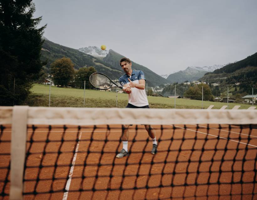 Ein Mann beim Tennisspielen auf dem Tennisplatz