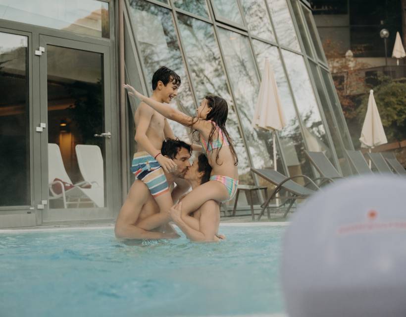 Familie hat Spaß im Aussenpool des Hotel Sonngastein