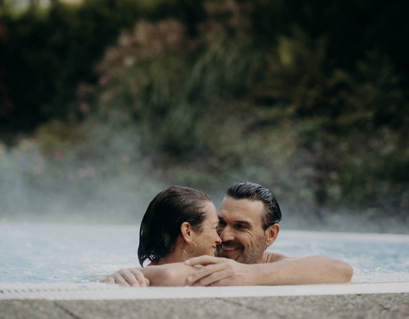Mann und Frau beim kuscheln im Hotelpool