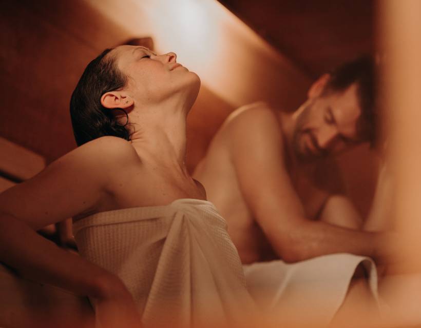 Mann und Frau in der Finnischen Sauna des Hotel Sonngastein