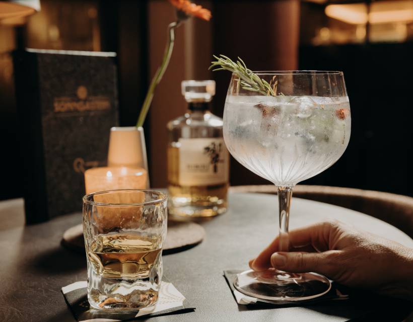 Ein cocktail in der Hotel bar