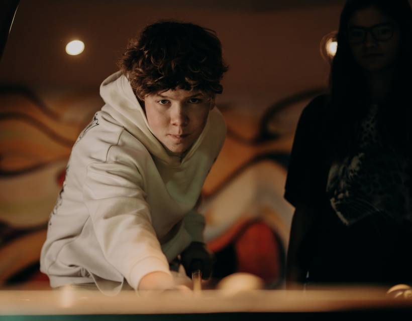 Junge beim Billard spielen 