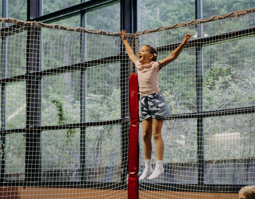 Mädchen springt auf dem riesigen Trampolin in der Erlebnishalle des Hotel Sonngastein