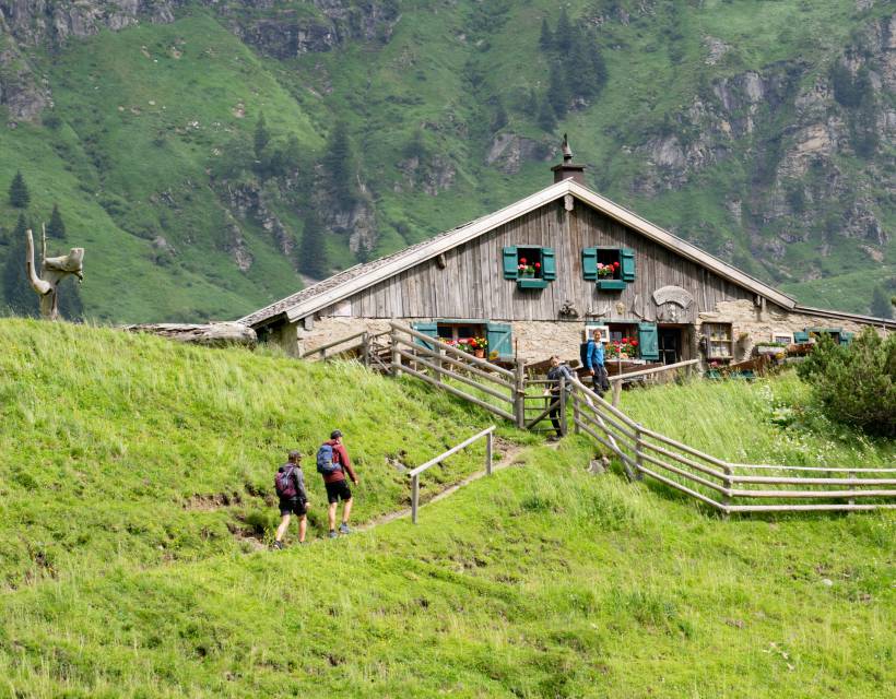 Wanderer auf dem Weg zur Bergalm im Gasteinertal