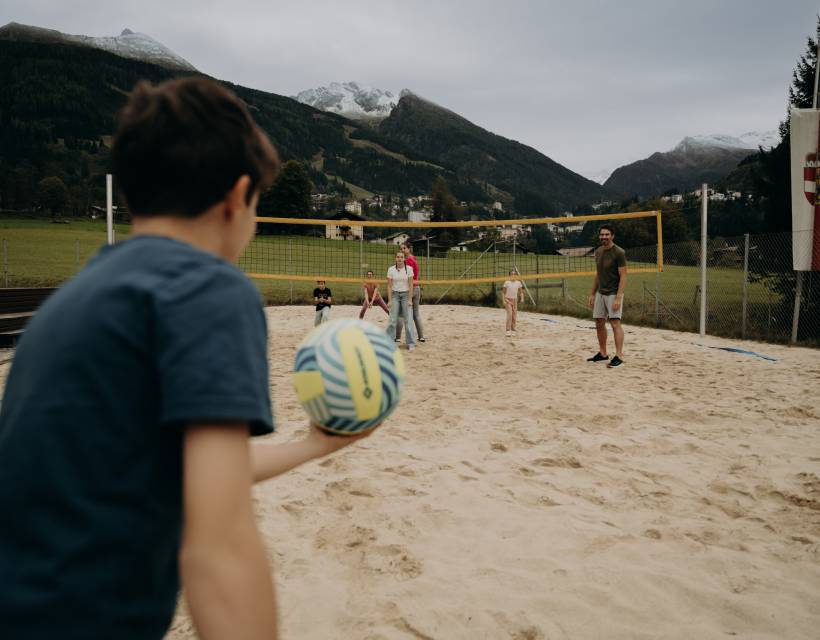 Familie spielt Beachvolleyball