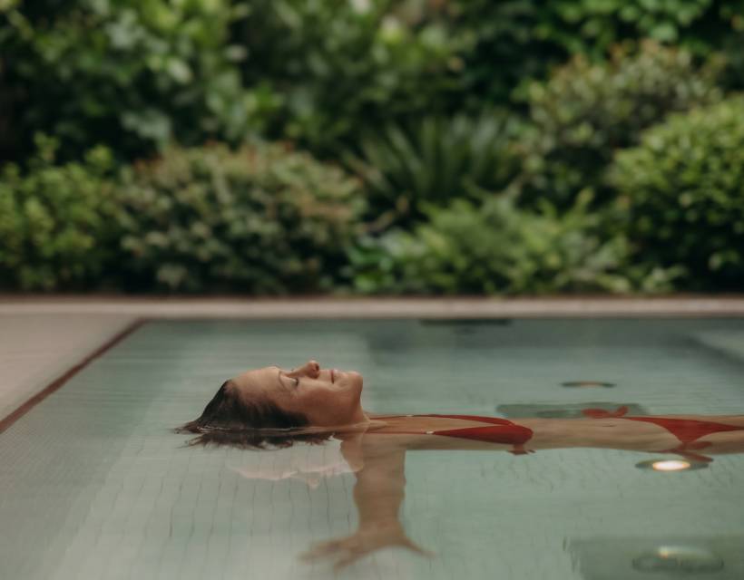 Eine Frau lässt sich im Wasser treiben