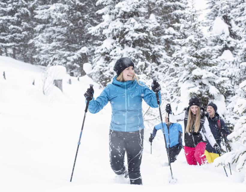 Schneeschuhwandern in verschneiter Landschaft