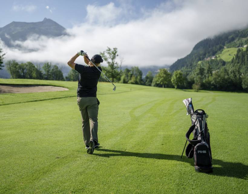 Abschlag am Golfplatz Bad Gastein mit Graukogel im Hintergrund