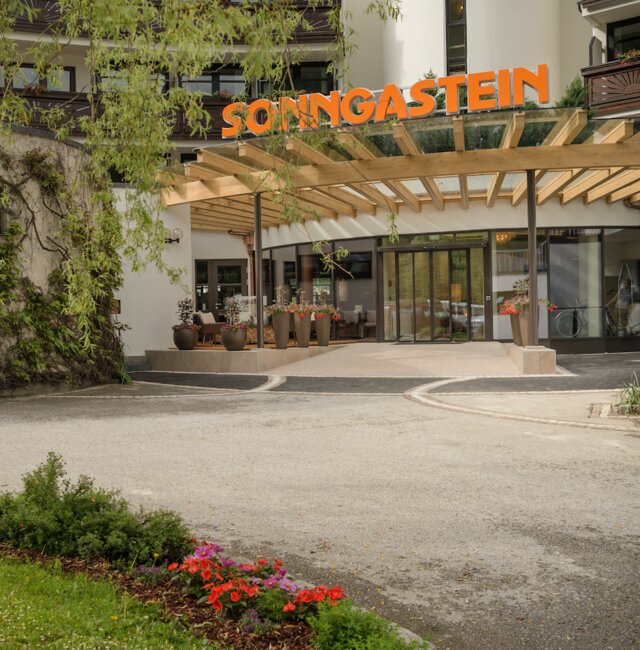 Eingang des Familienhotel Sonngastein