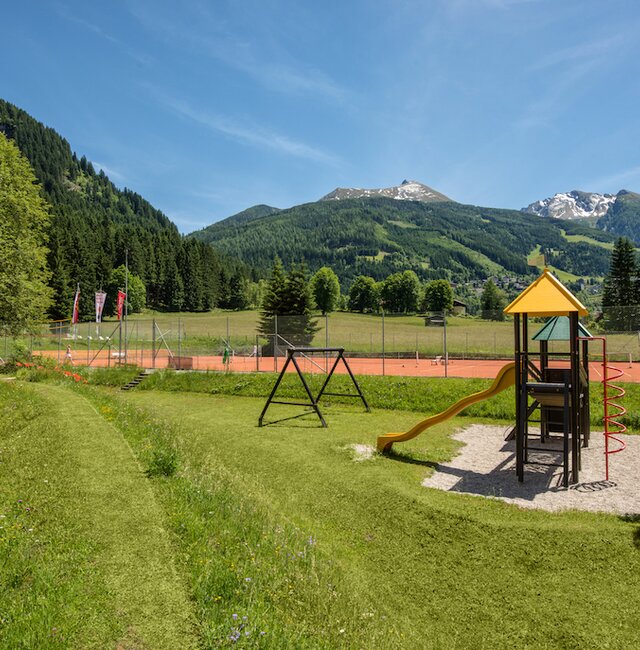 Spielplatz & Außenanlage des Sonngastein im Sommer