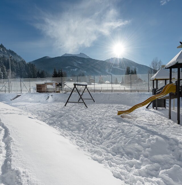 Spielplatz & Außenanlage des Sonngastein im Winter