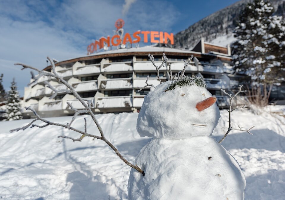 Schneemann vor dem Familienhotel Sonngastein