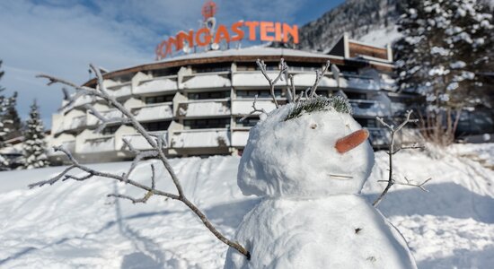 Schneemann vor dem Familienhotel Sonngastein