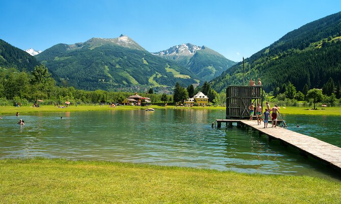 Badesee vor Gasteiner Bergpanorama