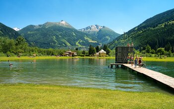 Badesee mit Berg-Panorama