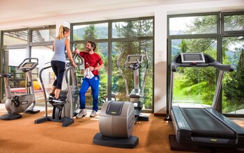 Pärchen im Fitnessbereich im Sonngastein