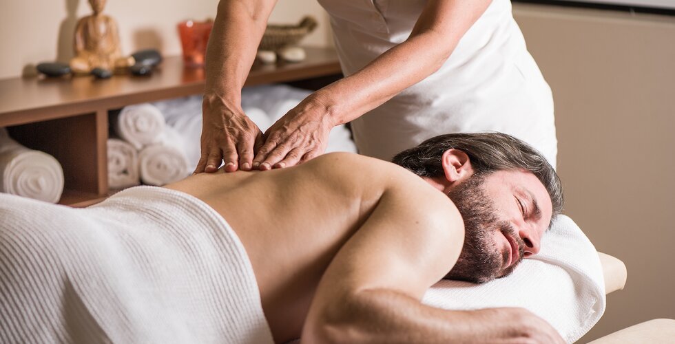 Mann bei der Massage am Massagetisch
