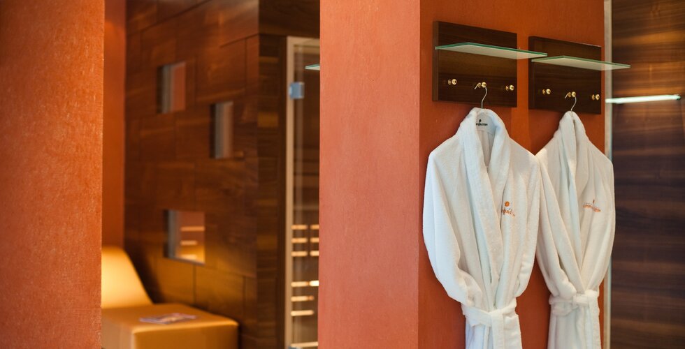 Detailfoto von Bademänteln in der Luxus-Saunalandschaft