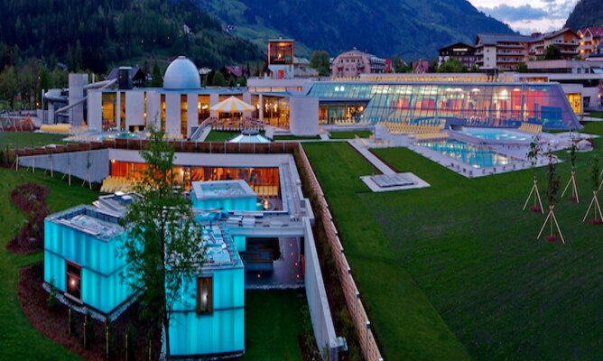 Blick am frühen Abend über die Felsentherme im Gasteinertal