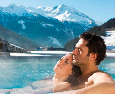 Pärchen in der Therme im verschneiten Gasteinertal