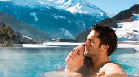 Pärchen im Außenpool in einer Therme in Gastein