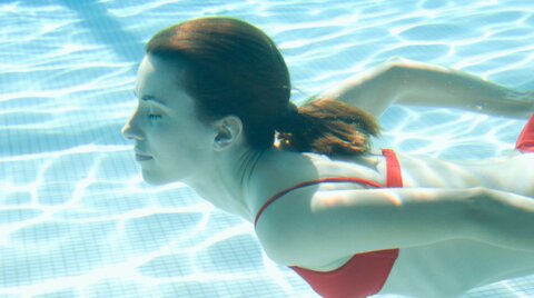 Frau taucht Unterwasser