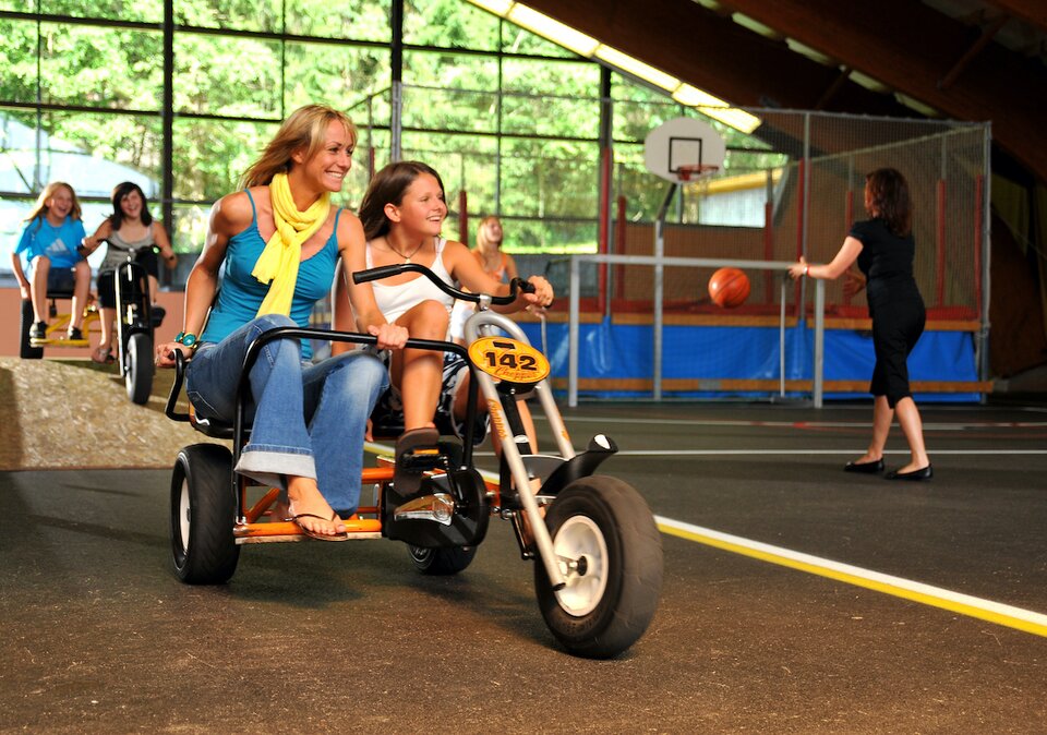 Mutter und Tochter beim Gokart fahren in der Erlebnishalle