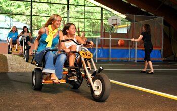 Familie beim Gokartfahren in der Erlebnishalle