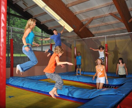 Trampolinspringen in der Erlebnishalle