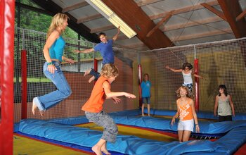 Familie beim Trampolinspringen