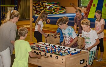 Kinder beim Tischfussballspielen