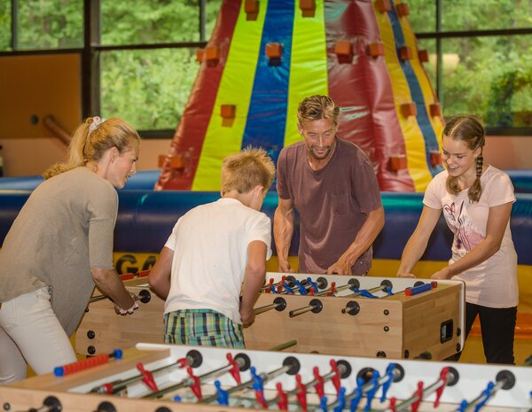 Familie spielt Tischfußball