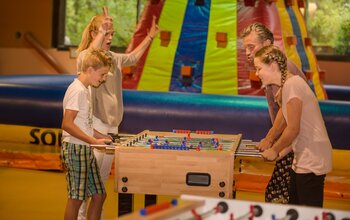 Familie beim Tischfußballspielen