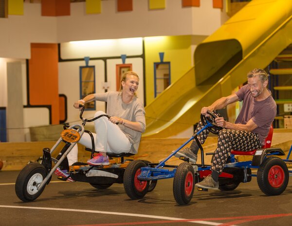 Eltern haben einen großen Spaß beim Gokart fahren