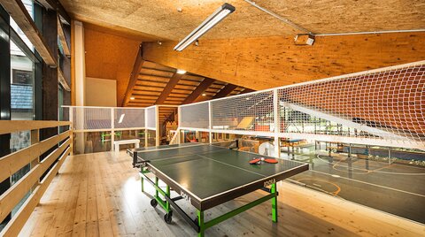 Tischtennis-Galerie mit Blick über die Erlebnishalle