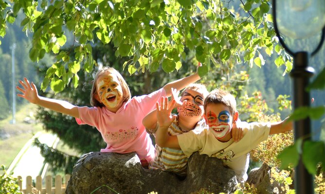 Geschminkte Kinder spielen im Freien