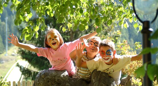 Geschminkte Kinder spielen im Freien