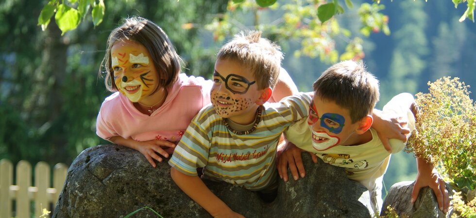 Geschminkte Kinder spielen im Freien