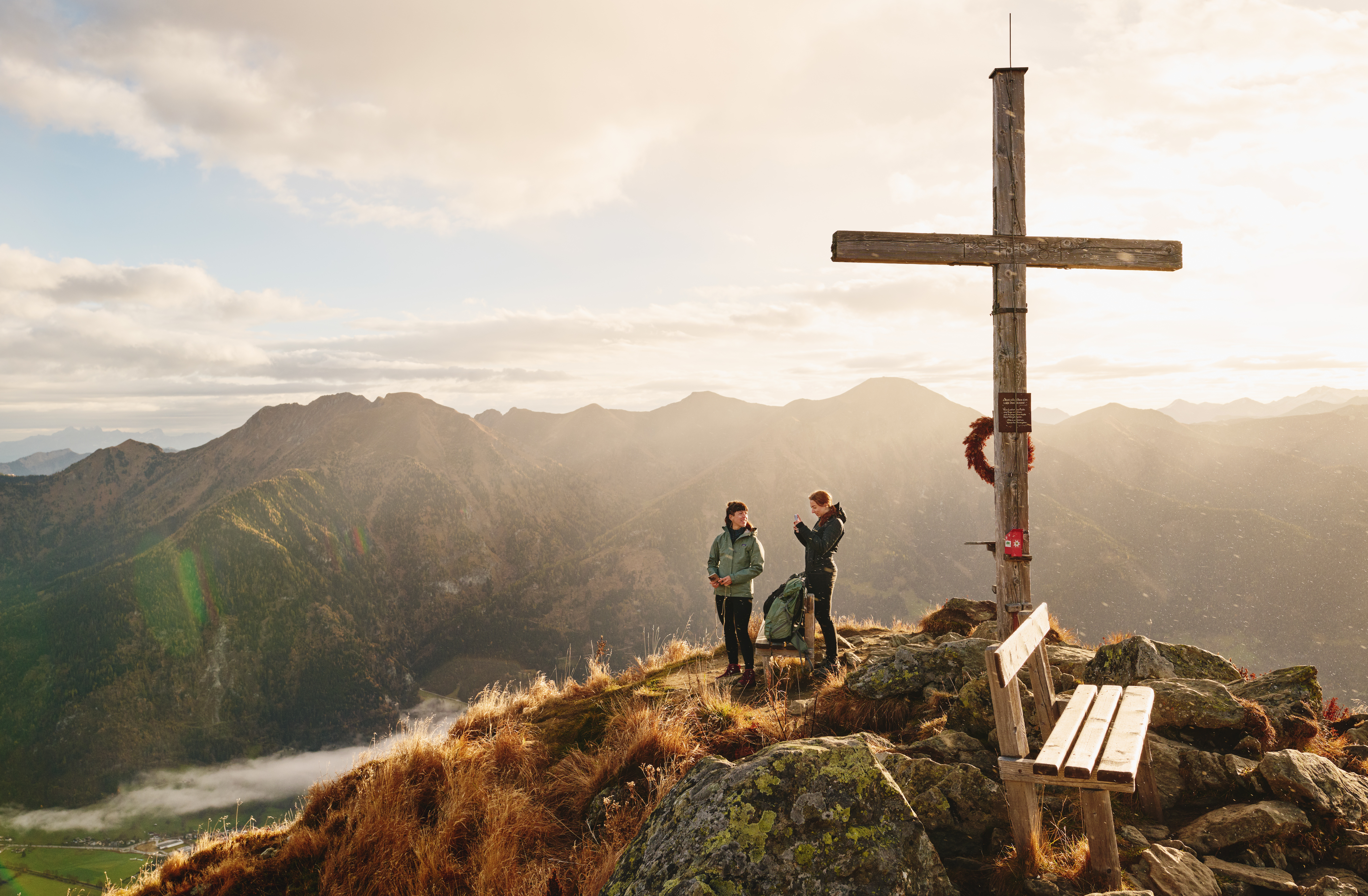 Wanderer beim Gipfelkreuz