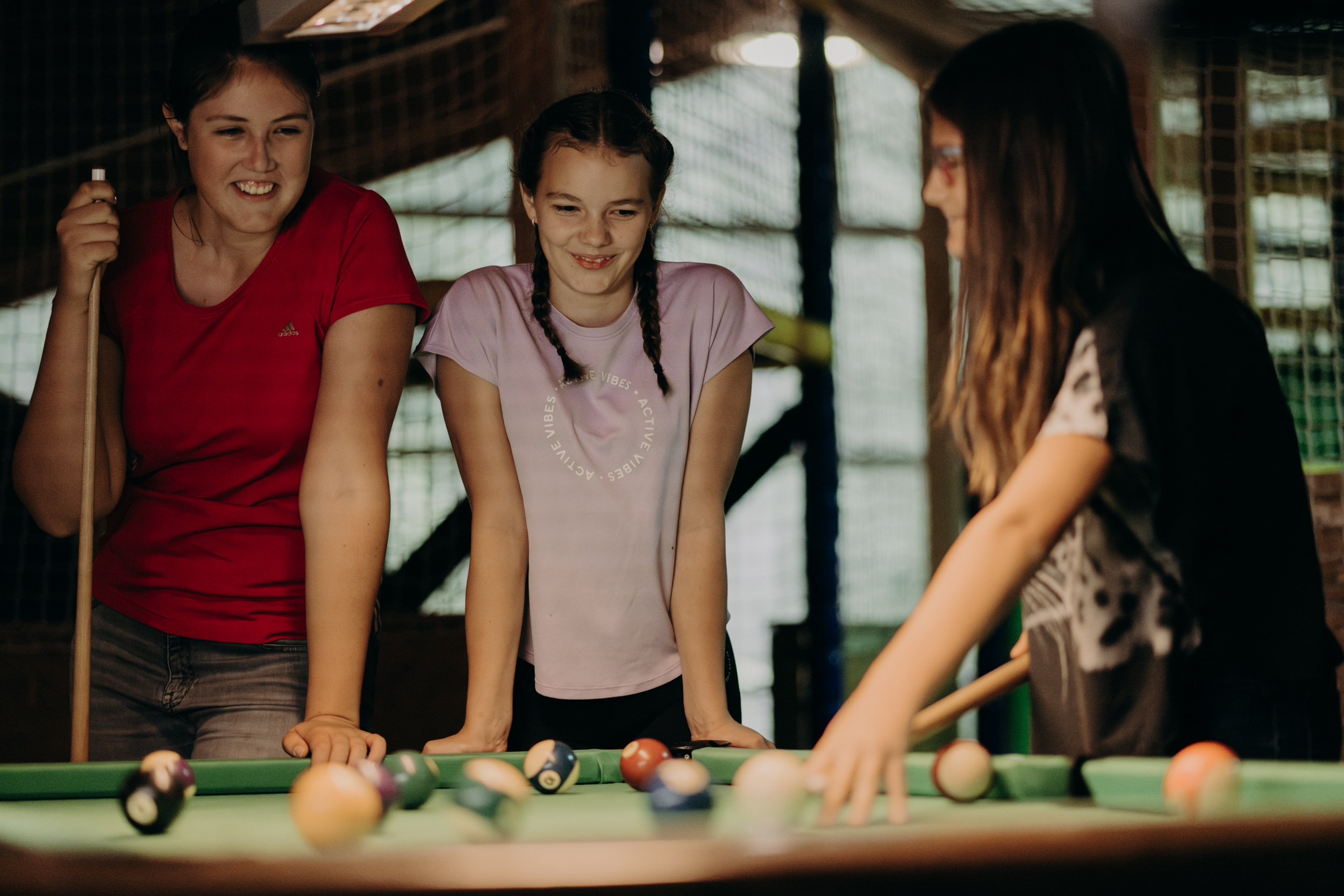 Teens beim Billard