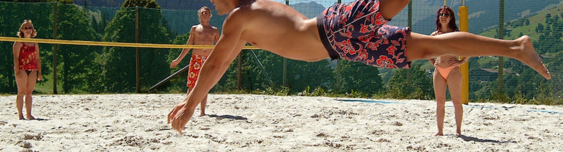 Beachvolleyballspieler in Aktion