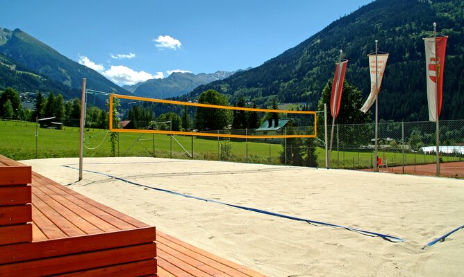 Beachvolleyballplatz mit Bergpanorama