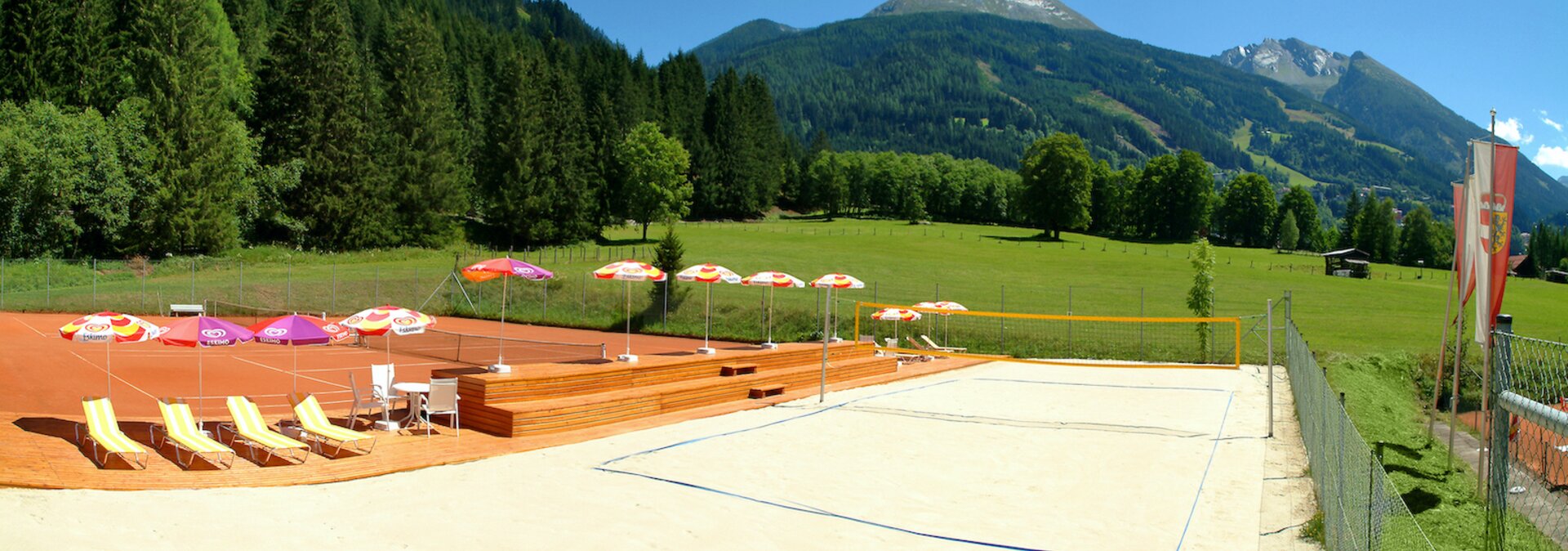 Beachvolleyballplatz mit Tribüne und Panoramablick