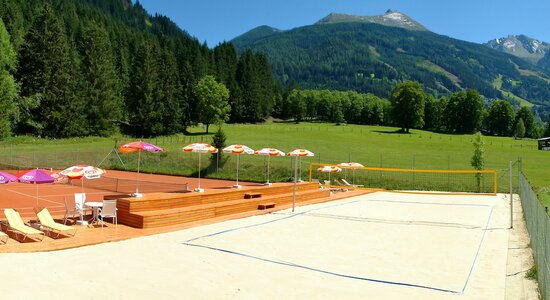 Beachvolleyballplatz mit Tribüne und Panoramablick