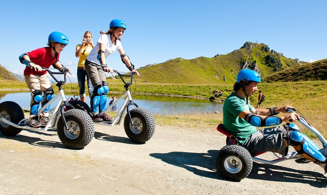 Familie beim Gokart fahren am Bergsee